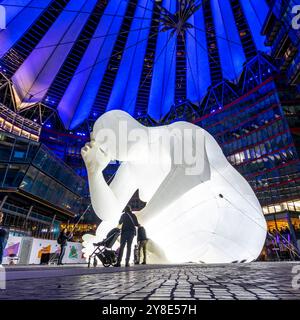 Festival of Lights 2024 Blick auf die Installation man im Center am Potsdamer Platz beim Festival of Lights 2024 in Berlin. Berlin Berlin Deutschland FH0A0370 *** Festival of Lights 2024 Blick auf die Installation man in the Center am Potsdamer Platz beim Festival of Lights 2024 in Berlin Berlin Berlin Deutschland FH0A0370 Stockfoto