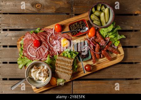 Artisanal Charcuterie Board mit herrlich frischen Zutaten für jeden Geschmack Stockfoto