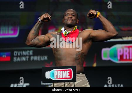 SALT LAKE CITY, UT - 4. Oktober: Ovince Saint Preux tritt am 4. Oktober 2024 in Salt Lake CITY, UT, USA auf die Waage für die zeremonielle Wiegung im Salt Palace Convention Center für UFC307 - Pereira vs Rountree Jr.. (Foto: Louis Grasse/PxImages) Credit: PX Images/Alamy Live News Stockfoto