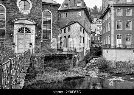 Architektur in der kleinen romantischen Eifelstadt Monschau, in der Nähe des Nationalparks in der Nordeifel, schwarz-weiß, monochrom. Stockfoto