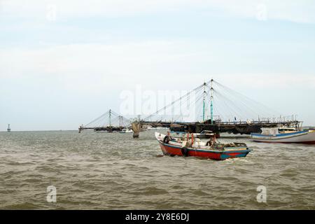 Balikpapan, 19. September 2024, East Kalimantan, Indonesien. Fischerboote fahren auf das offene Meer, um Fische zu fangen Stockfoto