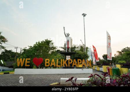 Balikpapan, 19. September 2024, East Kalimantan, Indonesien. Die Il Love Balikpapan-Statue in Form eines Dayak-Jugendlichen, der den Geist des Cit entzündete Stockfoto
