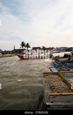 Balikpapan, 19. September 2024, East Kalimantan, Indonesien. Die Atmosphäre eines Fischerdorfes in der Manggar Gegend. Es gibt Schiffe, die vor Anker liegen Stockfoto
