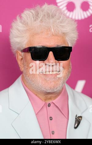 Ny. Oktober 2024. Pedro Almodóvar bei Ankunft für DEN RAUM NEBENAN, Mittelpunkt Premiere beim 62. New York Film Festival, Alice Tully Hall im Lincoln Center, New York, NY, 04. Oktober 2024. Quelle: Kristin Callahan/Everett Collection/Alamy Live News Stockfoto