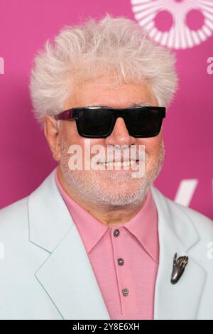 Ny. Oktober 2024. Pedro Almodóvar bei Ankunft für DEN RAUM NEBENAN, Mittelpunkt Premiere beim 62. New York Film Festival, Alice Tully Hall im Lincoln Center, New York, NY, 04. Oktober 2024. Quelle: Kristin Callahan/Everett Collection/Alamy Live News Stockfoto