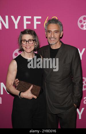 Ny. Oktober 2024. Katherine Borowitz, John Turturro bei Ankunft für DEN RAUM NEBENAN Centerpiece Premiere beim 62. New York Film Festival, Alice Tully Hall im Lincoln Center, New York, NY, 04. Oktober 2024. Quelle: Kristin Callahan/Everett Collection/Alamy Live News Stockfoto