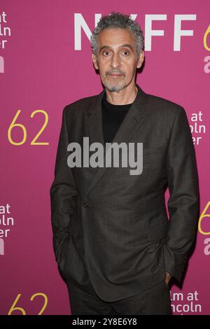 Ny. Oktober 2024. John Turturro bei der Ankunft für DEN RAUM NEBENAN Centerpiece Premiere beim 62. New York Film Festival, Alice Tully Hall im Lincoln Center, New York, NY, 4. Oktober 2024. Quelle: Kristin Callahan/Everett Collection/Alamy Live News Stockfoto