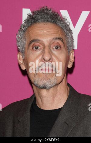 Ny. Oktober 2024. John Turturro bei der Ankunft für DEN RAUM NEBENAN Centerpiece Premiere beim 62. New York Film Festival, Alice Tully Hall im Lincoln Center, New York, NY, 4. Oktober 2024. Quelle: Kristin Callahan/Everett Collection/Alamy Live News Stockfoto