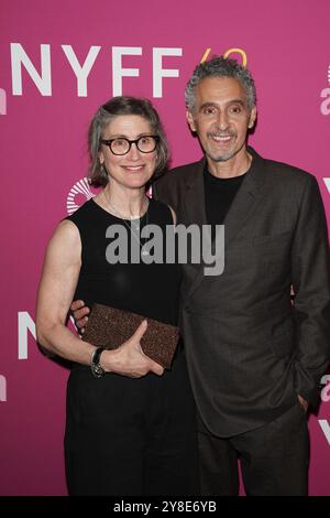 Ny. Oktober 2024. Katherine Borowitz, John Turturro bei Ankunft für DEN RAUM NEBENAN Centerpiece Premiere beim 62. New York Film Festival, Alice Tully Hall im Lincoln Center, New York, NY, 04. Oktober 2024. Quelle: Kristin Callahan/Everett Collection/Alamy Live News Stockfoto