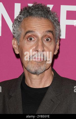 Ny. Oktober 2024. John Turturro bei der Ankunft für DEN RAUM NEBENAN Centerpiece Premiere beim 62. New York Film Festival, Alice Tully Hall im Lincoln Center, New York, NY, 4. Oktober 2024. Quelle: Kristin Callahan/Everett Collection/Alamy Live News Stockfoto