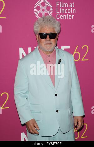 Ny. Oktober 2024. Pedro Almodóvar bei Ankunft für DEN RAUM NEBENAN, Mittelpunkt Premiere beim 62. New York Film Festival, Alice Tully Hall im Lincoln Center, New York, NY, 04. Oktober 2024. Quelle: Kristin Callahan/Everett Collection/Alamy Live News Stockfoto