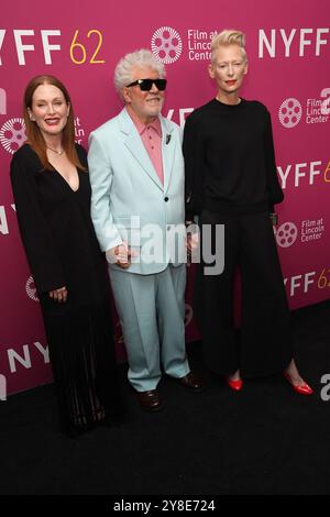 Ny. Oktober 2024. Julianne Moore, Pedro Almodóvar, Tilda Swinton bei der Ankunft für DEN RAUM NEBENAN, Mittelpunkt Premiere beim 62. New York Film Festival, Alice Tully Hall im Lincoln Center, New York, NY, 04. Oktober 2024. Quelle: Kristin Callahan/Everett Collection/Alamy Live News Stockfoto