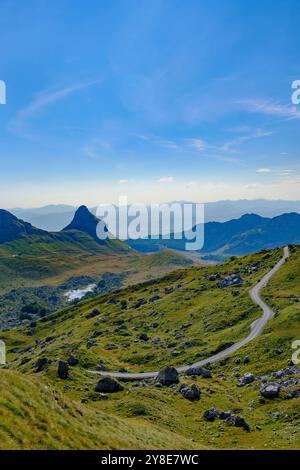 Panorama der montenegrinischen Landschaft am Sommertag. Wundervolle Sommerlandschaft im Durmitor-Berg mit hellblauem Himmel. Stockfoto