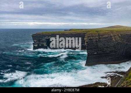 Sea Arches of the Kilkee Cliffs: Die skulpturale Kunst der Natur Stockfoto