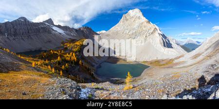 Kananaskis Country, Alberta, Wandern In Den Kanadischen Rocky Mountains. Herbstlärchen Farben Landschaftspanorama. Emerald Green Lakes Smuts Mountain Peak Blue Sky Stockfoto