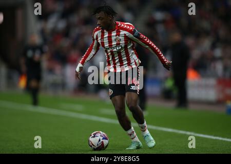 Sunderlands Romaine Mundle während des Sky Bet Championship Matches zwischen Sunderland und Leeds United im Stadium of Light, Sunderland am Freitag, den 4. Oktober 2024. (Foto: Michael Driver | MI News) Credit: MI News & Sport /Alamy Live News Stockfoto