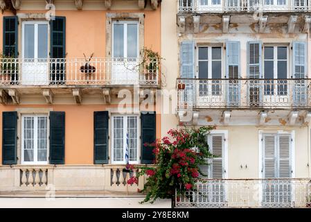 Fassade mit wunderschönen Gebäuden in Korfu Stadt, Griechenland Stockfoto