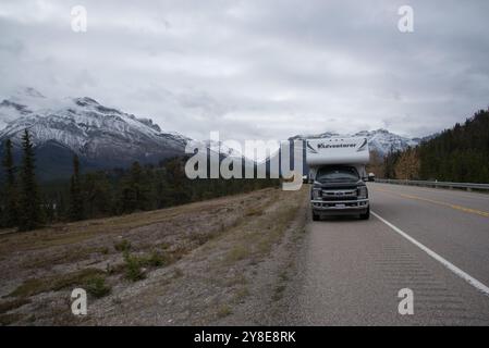 Die Canadian Rocky Mountains im Banff National Park in Alberta, Kanada, vom David Thompson Highway aus gesehen am Fuße der Rockys. Stockfoto