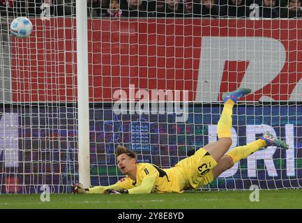 Augsburg, Deutschland. Oktober 2024. Münchengladbachs Torhüter Moritz Nicolas versucht, den Ball während des Fußball-Erstligisten-Fußballspiels zwischen dem FC Augsburg und Borussia Mönchengladbach am 4. Oktober 2024 in Augsburg zu retten. Quelle: Philippe Ruiz/Xinhua/Alamy Live News Stockfoto