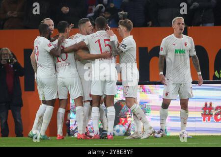 Augsburg, Deutschland. Oktober 2024. Augsburger Spieler feiern beim Fußball-Erstliga-Spiel zwischen dem FC Augsburg und Borussia Mönchengladbach in Augsburg am 4. Oktober 2024 ein Tor. Quelle: Philippe Ruiz/Xinhua/Alamy Live News Stockfoto