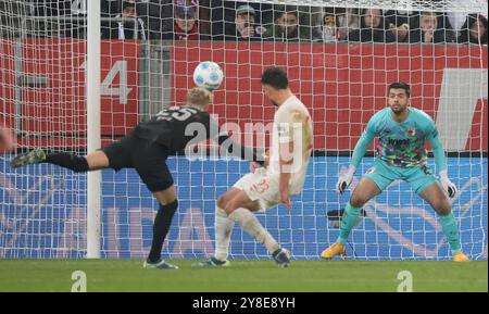 Augsburg, Deutschland. Oktober 2024. Robin Hack (L) von Mönchengladbach schießt beim Fußball-Erstliga-Spiel zwischen dem FC Augsburg und Borussia Mönchengladbach am 4. Oktober 2024 in Augsburg. Quelle: Philippe Ruiz/Xinhua/Alamy Live News Stockfoto