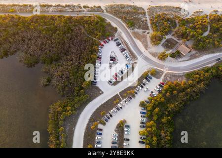 Aus der Vogelperspektive auf dem Parkplatz am Strand. Urlaub am Strand in Südflorida. Stockfoto