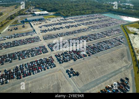 Luftaufnahme des großen Parkplatzes des Auktionshändlers mit geparkten Autos, die für Remarketing-Services bereit sind. Verkauf von Gebrauchtfahrzeugen. Stockfoto