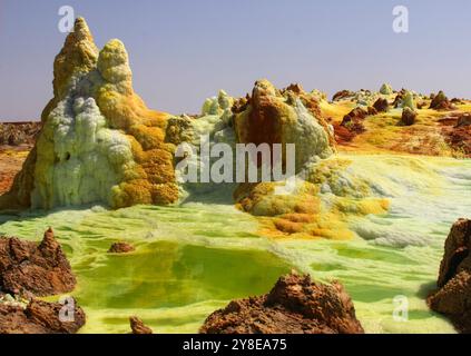 Saure Teiche im Krater des Dallol-Vulkans in der Danakil-Depression, Äthiopien. Stockfoto