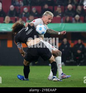 Augsburg, Deutschland. Oktober 2024. Philip Tietz (R) von Augsburg streitet mit Itakura Ko von Mönchengladbach während des ersten Bundesliga-Fußballspiels zwischen dem FC Augsburg und Borussia Mönchengladbach am 4. Oktober 2024 in Augsburg. Quelle: Philippe Ruiz/Xinhua/Alamy Live News Stockfoto