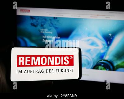 Deutschland. September 2024. In dieser Fotoabbildung hält eine Person ein Smartphone mit dem Logo des deutschen Entsorgungsunternehmens Remondis SE Co. KG vor der Website. Quelle: SOPA Images Limited/Alamy Live News Stockfoto