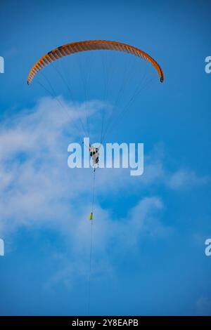 Paragliding-Paar, das vom Auto gezerrt wurde, um Selfie in der Luft zu machen, Durmitor Mountain, Montenegro, 6. August 2024 Stockfoto