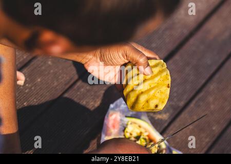 Man schneidet Ananas mit einem einzigartigen Twist. Frucht-Meisterschaft. Stockfoto