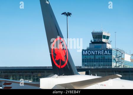 Montreal Trudeau Airport YUL Montréal Canada Control Tower mit Air Canada Flugzeug Flugzeug Flugzeug Flugzeug Flugzeug Heckflosse Logo Aufschrift Stockfoto