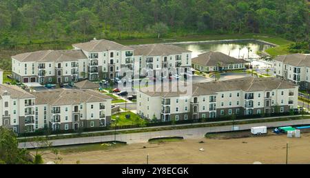 Top Blick auf neue Apartmentwohnungen in Florida Vorstadtgegend. Familienwohnungen in ruhiger Nachbarschaft. Immobilienentwicklung in amerikanischen Vorstädten. Stockfoto