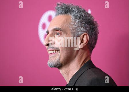 New York, USA. Oktober 2024. John Turturro nimmt am 4. Oktober 2024 an der Premiere des 62. New York Film Festivals von „The Room Next Door“ in der Alice Tully Hall, New York, NY Teil. (Foto: Anthony Behar/SIPA USA) Credit: SIPA USA/Alamy Live News Stockfoto