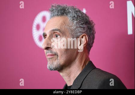 New York, USA. Oktober 2024. John Turturro nimmt am 4. Oktober 2024 an der Premiere des 62. New York Film Festivals von „The Room Next Door“ in der Alice Tully Hall, New York, NY Teil. (Foto: Anthony Behar/SIPA USA) Credit: SIPA USA/Alamy Live News Stockfoto