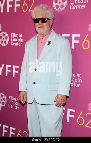 New York, USA. Oktober 2024. Regisseur Pedro Almodóvar nimmt am 4. Oktober 2024 an der Premiere des 62. New Yorker Filmfestivals von „The Room Next Door“ in der Alice Tully Hall, New York, NY Teil. (Foto: Anthony Behar/SIPA USA) Credit: SIPA USA/Alamy Live News Stockfoto