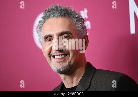 New York, USA. Oktober 2024. John Turturro nimmt am 4. Oktober 2024 an der Premiere des 62. New York Film Festivals von „The Room Next Door“ in der Alice Tully Hall, New York, NY Teil. (Foto: Anthony Behar/SIPA USA) Credit: SIPA USA/Alamy Live News Stockfoto