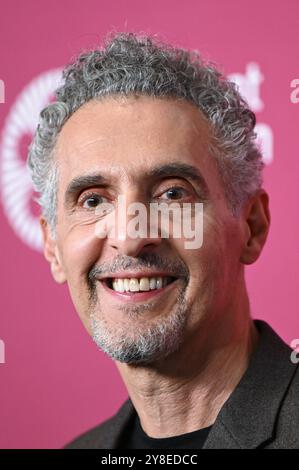 New York, USA. Oktober 2024. John Turturro nimmt am 4. Oktober 2024 an der Premiere des 62. New York Film Festivals von „The Room Next Door“ in der Alice Tully Hall, New York, NY Teil. (Foto: Anthony Behar/SIPA USA) Credit: SIPA USA/Alamy Live News Stockfoto