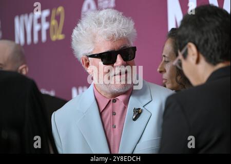 New York, USA. Oktober 2024. Regisseur Pedro Almodóvar nimmt am 4. Oktober 2024 an der Premiere des 62. New Yorker Filmfestivals von „The Room Next Door“ in der Alice Tully Hall, New York, NY Teil. (Foto: Anthony Behar/SIPA USA) Credit: SIPA USA/Alamy Live News Stockfoto