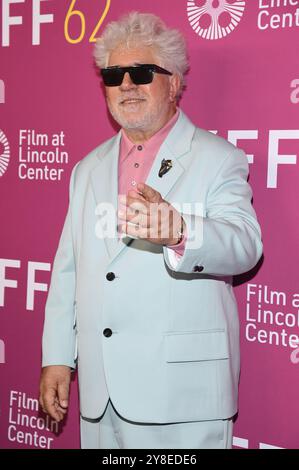 New York, USA. Oktober 2024. Regisseur Pedro Almodóvar nimmt am 4. Oktober 2024 an der Premiere des 62. New Yorker Filmfestivals von „The Room Next Door“ in der Alice Tully Hall, New York, NY Teil. (Foto: Anthony Behar/SIPA USA) Credit: SIPA USA/Alamy Live News Stockfoto