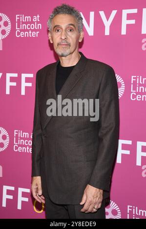 New York, USA. Oktober 2024. John Turturro nimmt am 4. Oktober 2024 an der Premiere des 62. New York Film Festivals von „The Room Next Door“ in der Alice Tully Hall, New York, NY Teil. (Foto: Anthony Behar/SIPA USA) Credit: SIPA USA/Alamy Live News Stockfoto