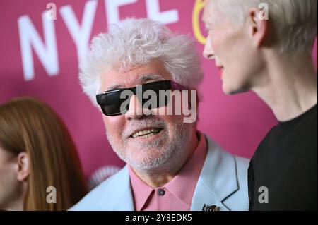 New York, USA. Oktober 2024. Regisseur Pedro Almodóvar nimmt am 4. Oktober 2024 an der Premiere des 62. New Yorker Filmfestivals von „The Room Next Door“ in der Alice Tully Hall, New York, NY Teil. (Foto: Anthony Behar/SIPA USA) Credit: SIPA USA/Alamy Live News Stockfoto