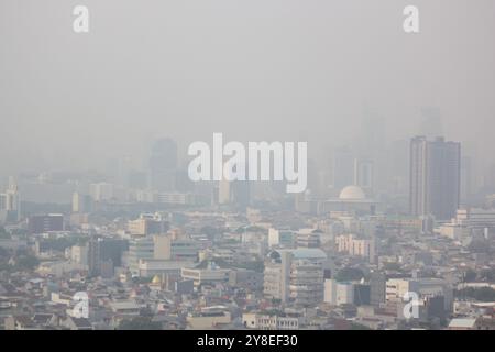 Zentrum Von Jakarta, Jakarta, Indonesien. Oktober 2024. Gebäude in Nebel durch Luftverschmutzung in Kemayoran, Jakarta, Indonesien. Die Luftqualitätsüberwachungsstelle IQAir erklärte, dass die Luftqualität in Jakarta heute mit einem Luftqualitätsindex von 188 wieder in die Kategorie der roten Zone zurückkehrt, auch bekannt als ungesund. (Kreditbild: © Dimas Rachmatsyah/ZUMA Press Wire) NUR REDAKTIONELLE VERWENDUNG! Nicht für kommerzielle ZWECKE! Stockfoto