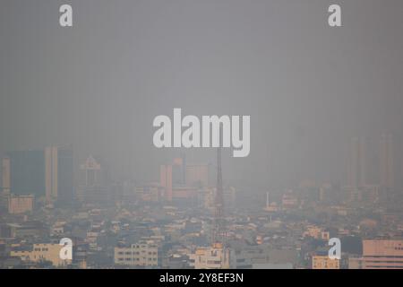 Zentrum Von Jakarta, Jakarta, Indonesien. Oktober 2024. Gebäude in Nebel durch Luftverschmutzung in Kemayoran, Jakarta, Indonesien. Die Luftqualitätsüberwachungsstelle IQAir erklärte, dass die Luftqualität in Jakarta heute mit einem Luftqualitätsindex von 188 wieder in die Kategorie der roten Zone zurückkehrt, auch bekannt als ungesund. (Kreditbild: © Dimas Rachmatsyah/ZUMA Press Wire) NUR REDAKTIONELLE VERWENDUNG! Nicht für kommerzielle ZWECKE! Stockfoto