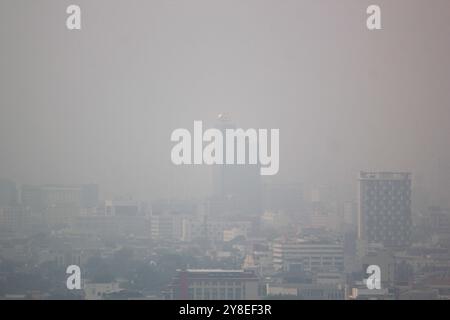 Zentrum Von Jakarta, Jakarta, Indonesien. Oktober 2024. Gebäude in Nebel durch Luftverschmutzung in Kemayoran, Jakarta, Indonesien. Die Luftqualitätsüberwachungsstelle IQAir erklärte, dass die Luftqualität in Jakarta heute mit einem Luftqualitätsindex von 188 wieder in die Kategorie der roten Zone zurückkehrt, auch bekannt als ungesund. (Kreditbild: © Dimas Rachmatsyah/ZUMA Press Wire) NUR REDAKTIONELLE VERWENDUNG! Nicht für kommerzielle ZWECKE! Stockfoto