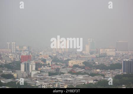 Zentrum Von Jakarta, Jakarta, Indonesien. Oktober 2024. Gebäude in Nebel durch Luftverschmutzung in Kemayoran, Jakarta, Indonesien. Die Luftqualitätsüberwachungsstelle IQAir erklärte, dass die Luftqualität in Jakarta heute mit einem Luftqualitätsindex von 188 wieder in die Kategorie der roten Zone zurückkehrt, auch bekannt als ungesund. (Kreditbild: © Dimas Rachmatsyah/ZUMA Press Wire) NUR REDAKTIONELLE VERWENDUNG! Nicht für kommerzielle ZWECKE! Stockfoto