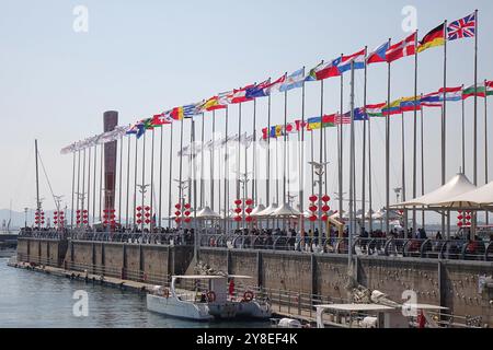 QINGDAO, CHINA - 3. OKTOBER 2024 - Touristen besuchen das Internationale Segelzentrum in Qingdao, ostchinesischer Provinz Shandong, 3. Oktober 2024. Stockfoto