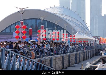 QINGDAO, CHINA - 3. OKTOBER 2024 - Touristen besuchen das Internationale Segelzentrum in Qingdao, ostchinesischer Provinz Shandong, 3. Oktober 2024. Stockfoto