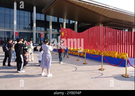 QINGDAO, CHINA - 3. OKTOBER 2024 - Touristen besuchen das Internationale Segelzentrum in Qingdao, ostchinesischer Provinz Shandong, 3. Oktober 2024. Stockfoto